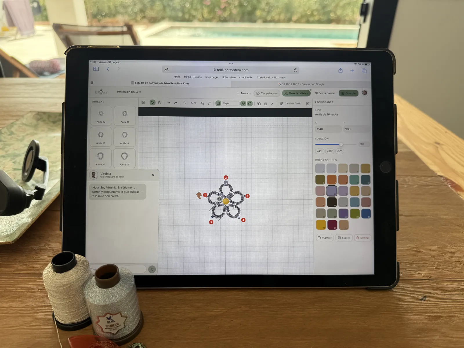 Estudio de patrones de frivolité Real Knot en una tablet, con panel de anillas, lienzo y propiedades